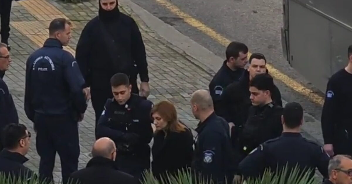 Η-Ρούλα-Πισπιρίγκου-με-μπαστούνι-στο-Εφετείο-στη-δίκη-για-τους-θανάτους-της-Ίριδας-και-της-Μαλένας