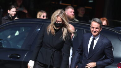 Η-Μαρέβα-Γκραμπόσφκι-με-επιδέσμους-στα-χέρια-και-μάσκα,-στην-κηδεία-της-Ελένης-Γλύκατζη-Αρβελέρ