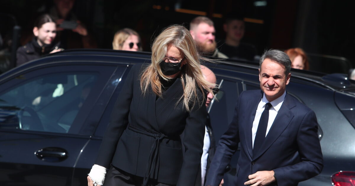 Η-Μαρέβα-Γκραμπόσφκι-με-επιδέσμους-στα-χέρια-και-μάσκα,-στην-κηδεία-της-Ελένης-Γλύκατζη-Αρβελέρ