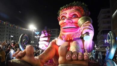 Πατρινό-Καρναβάλι-2026:-Φαντασμαγορική-πρεμιέρα-με-τη-νυχτερινή-παρέλαση-των-αρμάτων