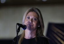 Καρυστιανού-για-τις-εκταφές-των-σορών-των-θυμάτων-των-Τεμπών:-«Απόλυτη-ύβρις,-κανείς-δεν-θα-ακουμπήσει-τον-τάφο-των-παιδιών»