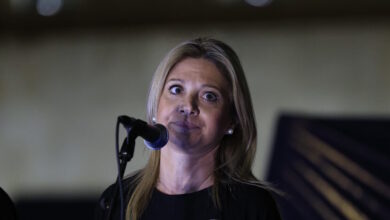 Καρυστιανού-για-τις-εκταφές-των-σορών-των-θυμάτων-των-Τεμπών:-«Απόλυτη-ύβρις,-κανείς-δεν-θα-ακουμπήσει-τον-τάφο-των-παιδιών»