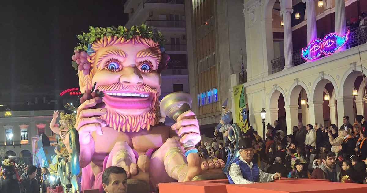 Πατρινό-Καρναβάλι-2026:-Πάνω-από-50.000-καρναβαλιστές-στους-δρόμους-–-live-η-Νυχτερινή-Ποδαράτη-παρέλαση