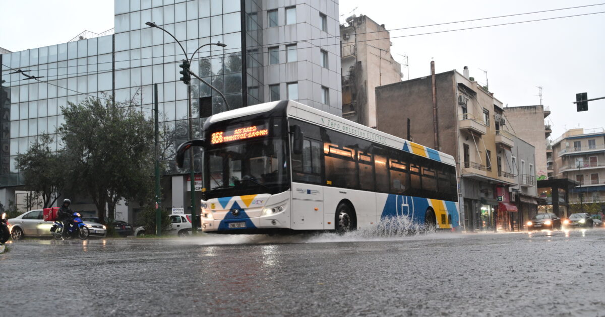 Καιρός-σήμερα:-Τοπικές-βροχές-και-καταιγίδες,-άνεμοι-7-μποφόρ-και-η-θερμοκρασία-σε-νέα-πτώση