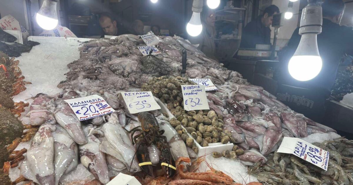 Καθαρά-Δευτέρα:-Στα-22-ευρώ-τα-καλαμαράκια,-πάνω-από-3,30-η-λαγάνα-–-Οι-ώρες-λειτουργίας-για-Βαρβάκειο-και-Ρέντη