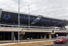 Θεσσαλονίκη:-Συνελήφθη-μεθυσμένος-30χρονος-για-παρενόχληση-επιβατών-εν-ώρα-πτήσης-–-Έβρισε-και-τραυμάτισε-αστυνομικούς