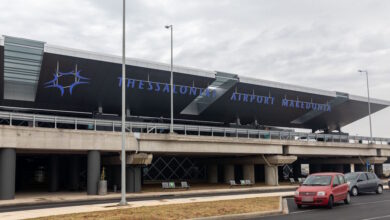 Θεσσαλονίκη:-Συνελήφθη-μεθυσμένος-30χρονος-για-παρενόχληση-επιβατών-εν-ώρα-πτήσης-–-Έβρισε-και-τραυμάτισε-αστυνομικούς