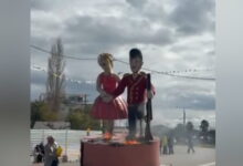 Γλυφάδα:-Ο-βασιλιάς-καρνάβαλος-δεν-καιγόταν-με-τίποτα-–-Προσπαθούσαν-πάνω-από-μια-ώρα-να-του-βάλουν-φωτιά