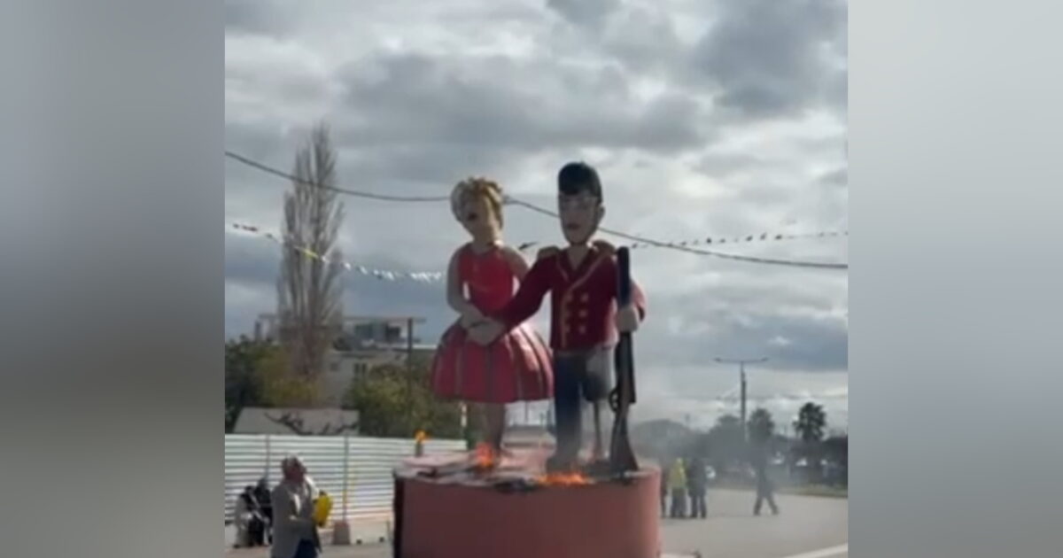 Γλυφάδα:-Ο-βασιλιάς-καρνάβαλος-δεν-καιγόταν-με-τίποτα-–-Προσπαθούσαν-πάνω-από-μια-ώρα-να-του-βάλουν-φωτιά