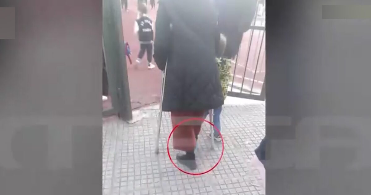 Ζωγράφου:-Νηπιαγωγός-πήγε-στο-σχολείο-με-γύψο-και-πατερίτσα-–-«Αναγκάστηκα-για-να-μη-χάσω-τη-θέση-μου»