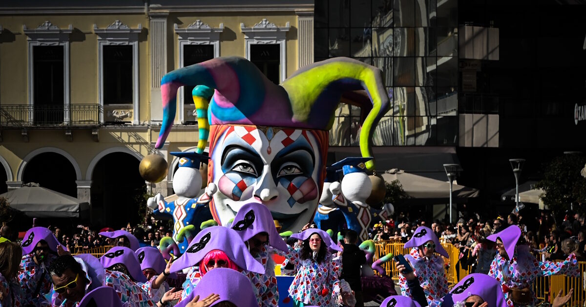 Πατρινό-Καρναβάλι-2026:-Κέφι,-χορός-και-χρώμα-στη-μεγάλη-παρέλαση-–-live-η-τελετή-λήξης-και-η-καύση-του-βασιλιά-Καρνάβαλου