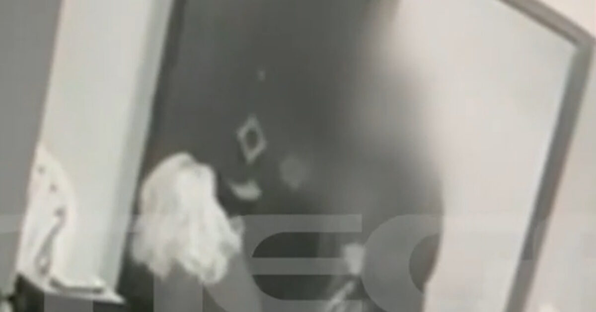 Βίντεο-–-ντοκουμέντο:-Ο-64χρονος-που-προσπάθησε-να-κακοποιήσει-σεξουαλικά-25χρονη-ΑμεΑ-στην-Κυψέλη,-χτυπά-ανελέητα-τη-μητέρα-της