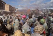 Καθαρά-Δευτέρα:-Από-το-έθιμο-που-σκανδαλίζει-στον-Τύρναβο-μέχρι-τα-αλευρομουτζουρώματα-στο-Γαλαξίδι