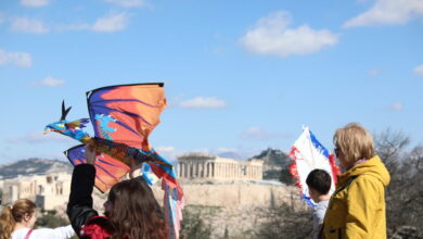 Καθαρά-Δευτέρα:-Γλέντια-και-χαρταετοί-στον-λόφο-του-Φιλοπάππου-οι-Αθηναίοι-και-στο-Σέιχ-Σου-οι-Θεσσαλονικείς