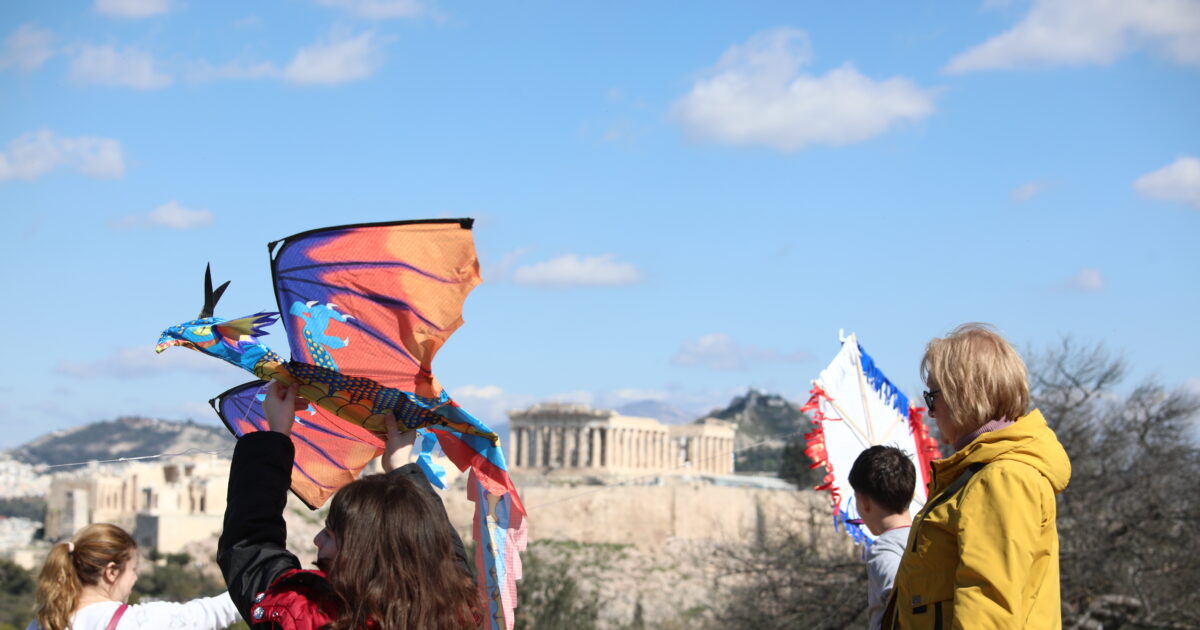 Καθαρά-Δευτέρα:-Γλέντια-και-χαρταετοί-στον-λόφο-του-Φιλοπάππου-οι-Αθηναίοι-και-στο-Σέιχ-Σου-οι-Θεσσαλονικείς