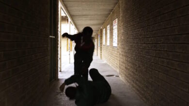 Κοζάνη:-Ανήλικοι-χτύπησαν-με-γροθιές-συνομήλικό-τους-και-συνελήφθησαν-–-Έχει-τραύματα-σε-μάτι,-πλάτη-και-χέρια