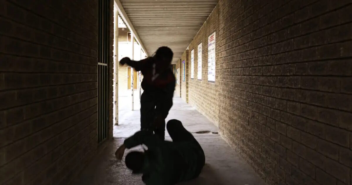 Κοζάνη:-Ανήλικοι-χτύπησαν-με-γροθιές-συνομήλικό-τους-και-συνελήφθησαν-–-Έχει-τραύματα-σε-μάτι,-πλάτη-και-χέρια