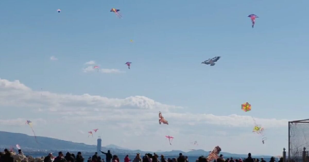 Κούλουμα-στον-Πειραιά:-Μέγα-πλήθος-στη-Φρεαττύδα-για-χορό,-θαλασσινά-και-το-παραδοσιακό-πέταγμα-του-αετού