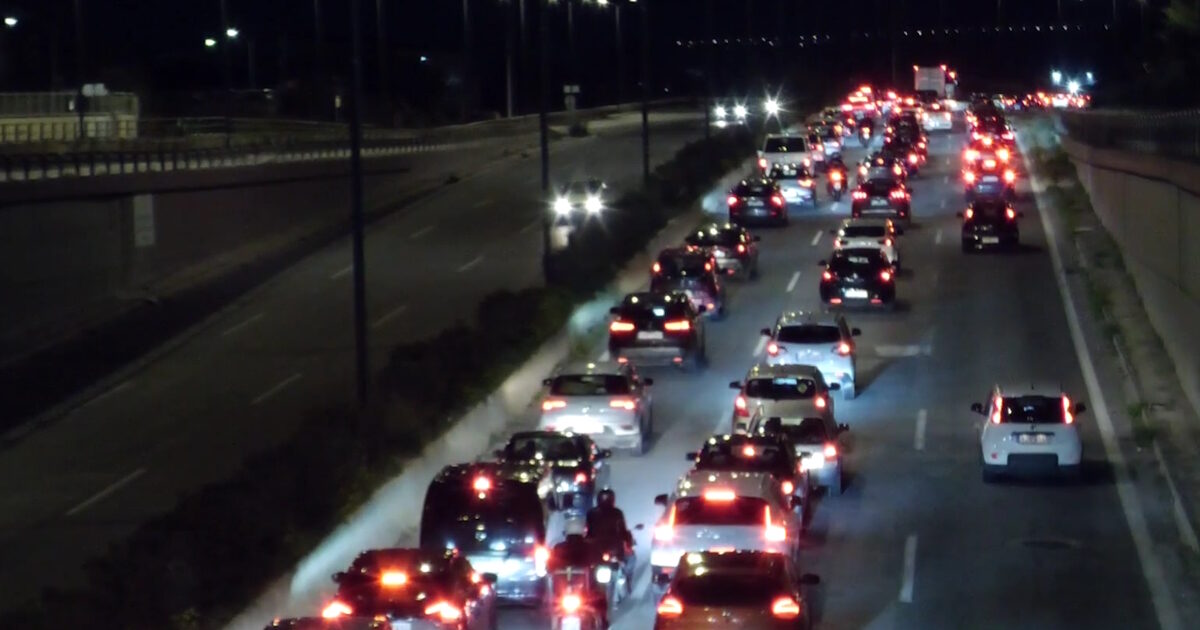 Κίνηση-στους-δρόμους:-Ουρές-χιλιομέτρων-με-κατεύθυνση-προς-Αθήνα-εξαιτίας-της-επιστροφής-των-εκδρομέων-του-τριημέρου