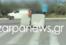 Κρήτη:-Μετέφερε-στρώμα-με-πατίνι-–-Δείτε-το-βίντεο