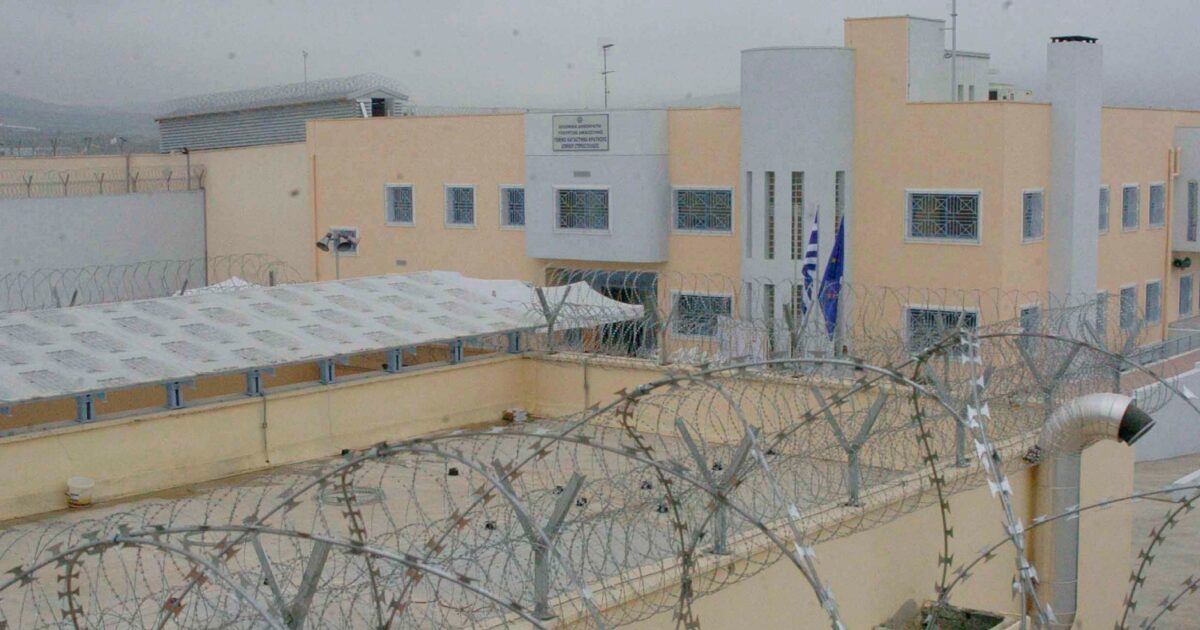 Φυλακές-Δομοκού:-Δε-νομίζω-να-είπε-«σήμερα-αποφασίζω-να-γίνω-συμμέτοχος-σε-τέτοιο-έγκλημα»,-λέει-ο-δικηγόρος-του-αρχιφύλακα