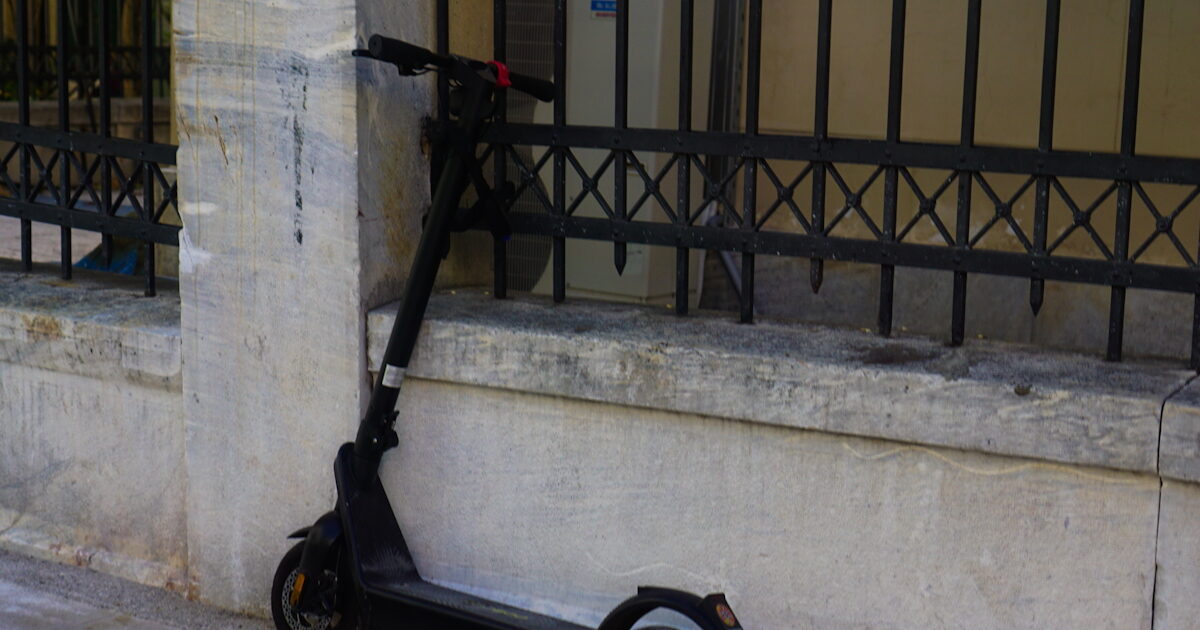 Γκύζη:-Σύγκρουση-αυτοκινήτου-με-πατίνι-στην-Λεωφόρο-Αλεξάνδρας