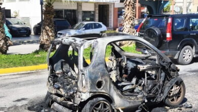 Άλιμος:-Αυτοκίνητο-smart-«λαμπάδιασε»-στην-Λεωφόρο-Ιωνίας-και-καταστράφηκε-ολοσχερώς