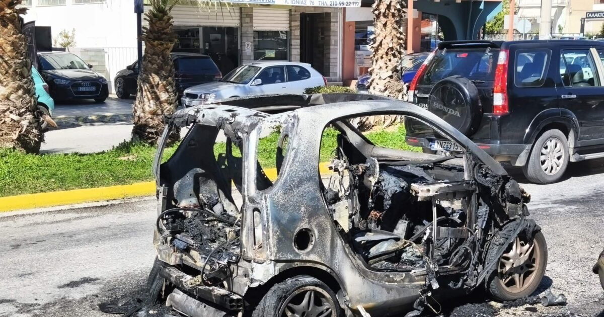 Άλιμος:-Αυτοκίνητο-smart-«λαμπάδιασε»-στην-Λεωφόρο-Ιωνίας-και-καταστράφηκε-ολοσχερώς