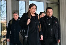 Δίκη-για-τα-Τέμπη:-Ένταση-με-συγγενείς-θυμάτων-–-«Ντροπή,-δεν-σέβεστε-τις-μανάδες-που-είναι-εδώ»