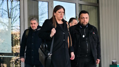 Δίκη-για-τα-Τέμπη:-Ένταση-με-συγγενείς-θυμάτων-–-«Ντροπή,-δεν-σέβεστε-τις-μανάδες-που-είναι-εδώ»