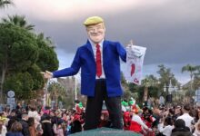 Έκαψαν-ομοίωμα-του-Ντόναλντ-Τραμπ-στο-καρναβάλι-του-Ναυπλίου