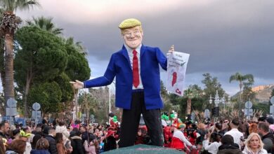 Έκαψαν-ομοίωμα-του-Ντόναλντ-Τραμπ-στο-καρναβάλι-του-Ναυπλίου