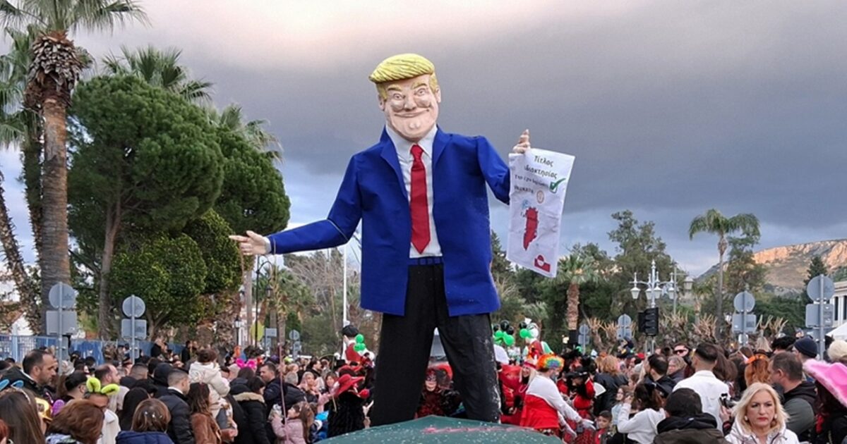 Έκαψαν-ομοίωμα-του-Ντόναλντ-Τραμπ-στο-καρναβάλι-του-Ναυπλίου