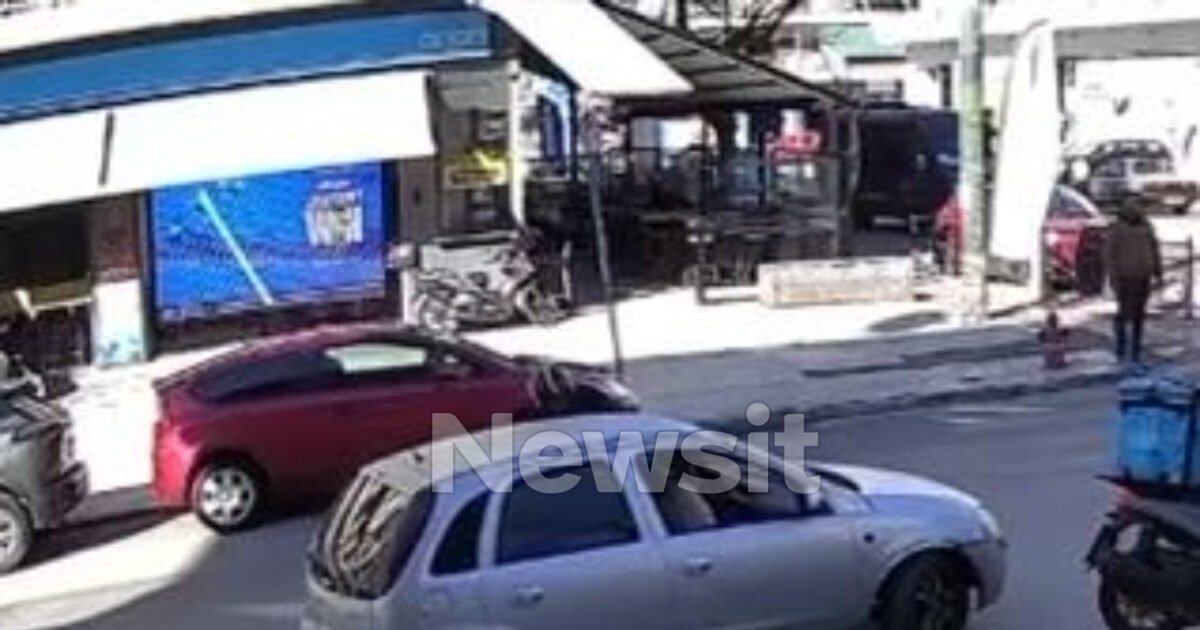 Βίντεο-ντοκουμέντο-από-το-άγριο-επεισόδιο-στο-κέντρο-της-Αθήνας-με-τον-οδηγό-μηχανής-και-τον-70χρονο-οδηγό-που-έβγαλε-μαχαίρι