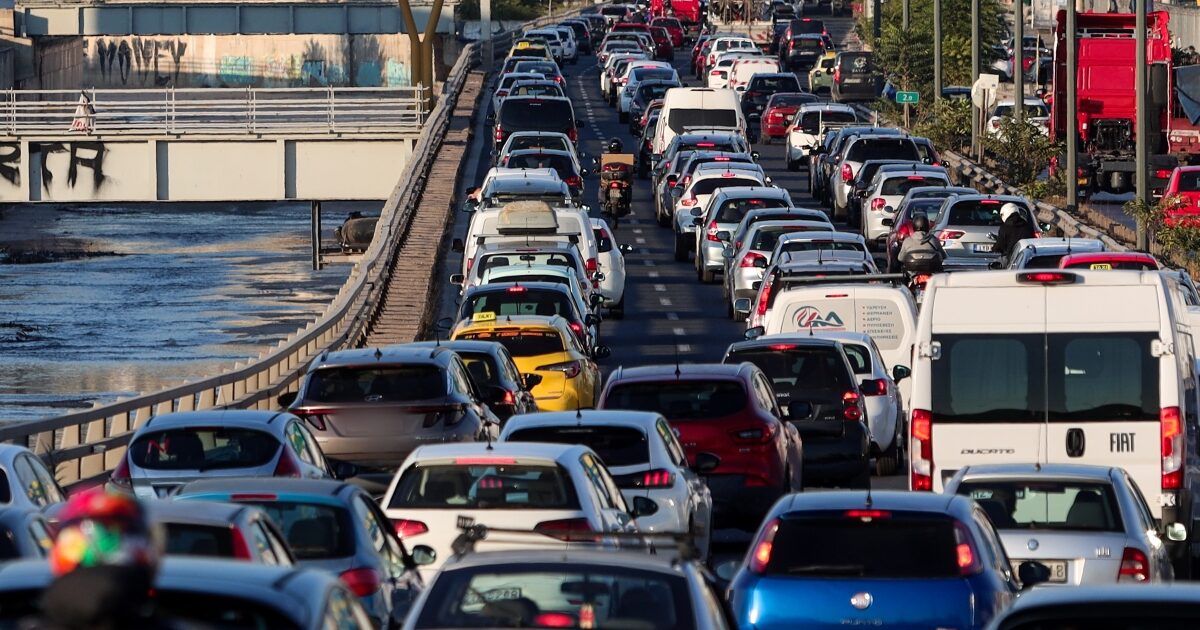 Κίνηση-στους-δρόμους:-Στα-«κόκκινα»-ο-Κηφισός-και-η-Κηφισίας,-30λεπτες-καθυστερήσεις-στην-Αττική-Οδό