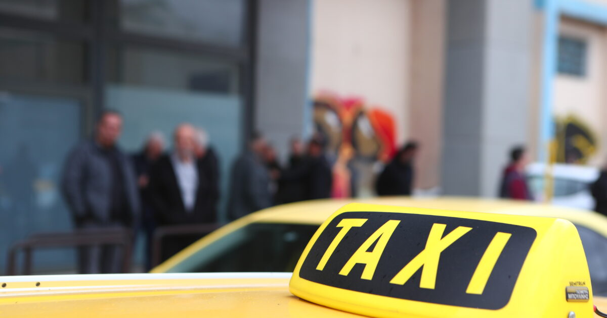 Συνελήφθη-οδηγός-ταξί-για-εξαπάτηση-πελατών-–-Είχε-βάλει-56-φορές-παράνομα-διπλή-ταρίφα
