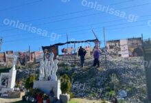 Τέμπη:-Ευρωπαίοι-μαθητές-από-9-χώρες-στο-σημείο-της-τραγωδίας-–-Άφησαν-αρκουδάκια-και-κρέμασαν-μαύρους-χαρταετούς