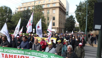 Σε-απεργία-οι-εργαζόμενοι-σε-επισιτισμό-και-τουρισμό:-Με-πλακάτ-και-συνθήματα-η-πορεία-προς-το-υπουργείο-Εργασίας