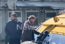 Μπραντ-Πιτ:-Η-στιγμή-που-ο-αστέρας-του-Χόλιγουντ-επιβιβάζεται-στο-ιπτάμενο-δελφίνι-στην-Ύδρα-για-τα-γυρίσματα-της-ταινίας-του