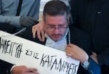 Ξεκίνησε-η-δίκη-του-πρώην-Πρύτανη-ΟΠΑ-που-του-κρέμασαν-ταμπέλα-στο-λαιμό-–-«Τρομακτική-επίθεση-που-δε-θέλω-να-θυμάμαι»,-κατέθεσε-ο-Δημήτρης-Μπουραντώνης