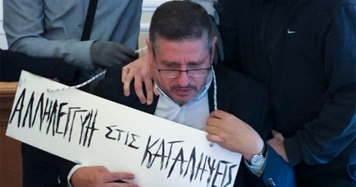 Ξεκίνησε-η-δίκη-του-πρώην-Πρύτανη-ΟΠΑ-που-του-κρέμασαν-ταμπέλα-στο-λαιμό-–-«Τρομακτική-επίθεση-που-δε-θέλω-να-θυμάμαι»,-κατέθεσε-ο-Δημήτρης-Μπουραντώνης