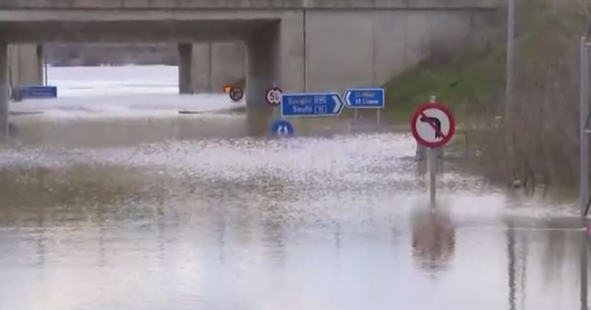 Έβρος:-Έως-και-6-μέτρα-το-νερό-στα-Λάβαρα,-«βυθισμένες»-οι-πινακίδες-–-Εικόνες-βιβλικής-καταστροφής-από-τις-πλημμύρες