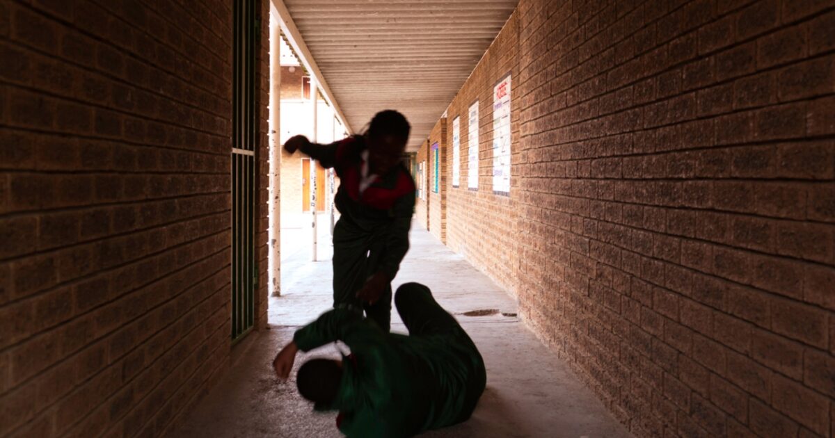 Πάτρα:-Ανήλικες-επιτέθηκαν-σε-μαθήτρια-κατά-τη-διάρκεια-σχολικής-εκδρομής-–-Τη-χτύπησαν-με-μπουνιές-και-την-έστειλαν-στο-νοσοκομείο