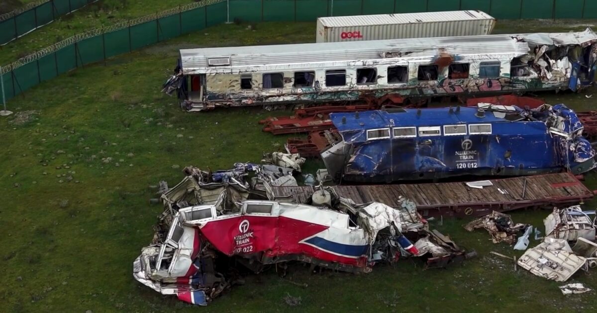 Τέμπη:-Συντρίμμια-και-αποκαΐδια-στο-Κουλούρι-–-Βίντεο-από-drone-στο-ανοιχτό-«νεκροταφείο»-των-τρένων-3-χρόνια-μετά-την-τραγωδία