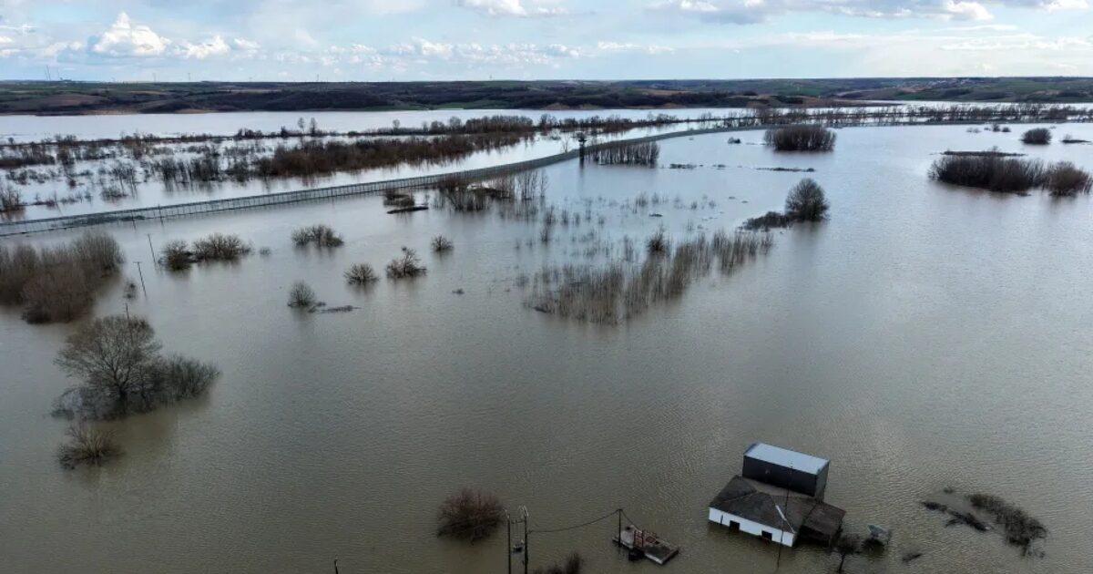 Ο-Έβρος-παραμένει-σε-«κατάσταση-συναγερμού»-από-τις-πλημμύρες:-«Μάχη»-για-να-μην-σπάσουν-τα-αναχώματα