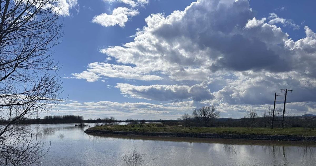 Έβρος:-Ώρες-αγωνίας-για-τους-κατοίκους-των-παρόχθιων-χωριών-–-Φόβος-για-μεγάλες-ποσότητες-νερού-από-την-Βουλγαρία