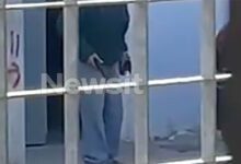 Ρέντη:-Βίντεο-ντοκουμέντο-από-τη-στιγμή-που-ο-84χρονος-απειλεί-με-το-πιστόλι-τους-μαθητές-του-Γυμνασίου