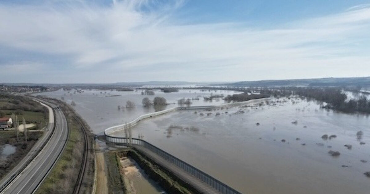 Σε-«red-code»-η-κατάσταση-στον-Έβρο-–-Πλησίασε-τα-6,5-μέτρα-η-στάθμη-στο-Πύθιο,-πλημμυρισμένα-συνολικά-150.000-στρέμματα