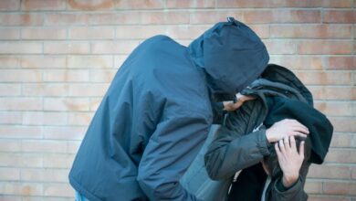 Ηράκλειο:-Μητέρα-κατήγγειλε-ότι-εκπαιδευτικός-έπιασε-από-τον-λαιμό-τον-ανήλικο-γιο-της