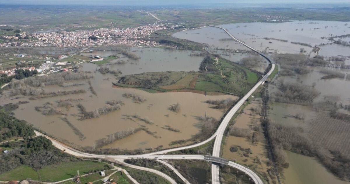 Έβρος:-Κάτω-από-το-νερό-150.000-στρέμματα-–-Ανησυχία-για-τα-αναχώματα-–-Σταθεροποιήθηκαν-οι-ροές